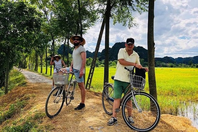 Hoa Lu - Mua Cave - Local Market -Tam Coc - Bich Dong 2days small group tour 3