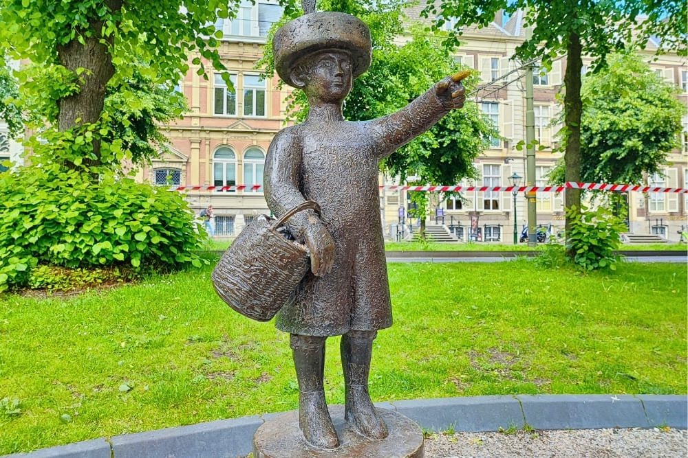 Statue of Haagse Jantje is part of the urban exploration tour City Detective in The Hague.