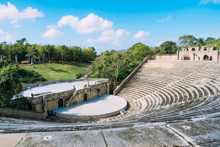 Altos de Chavo and Catalina adventure