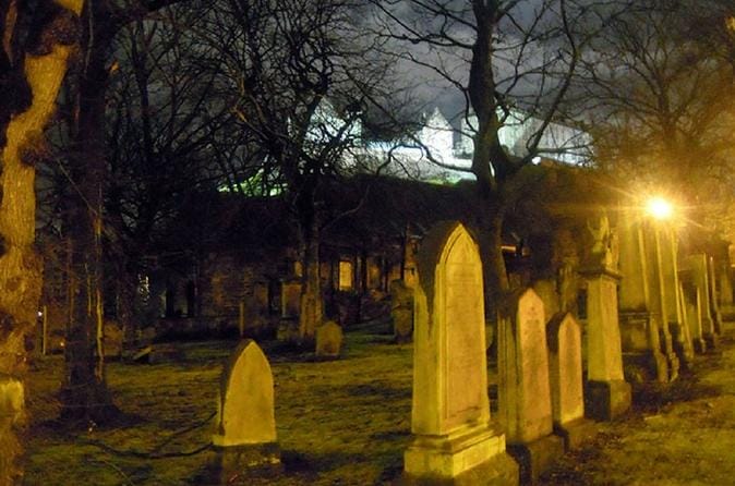 GT-ES Edinburgh: 2-Hour Nighttime Ghost Tour - Spanish Tour Guide