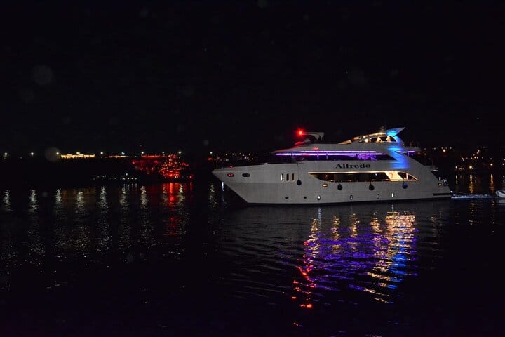 Evening Yacht Dinner & Live Music Cruise in Sharm El Sheikh
