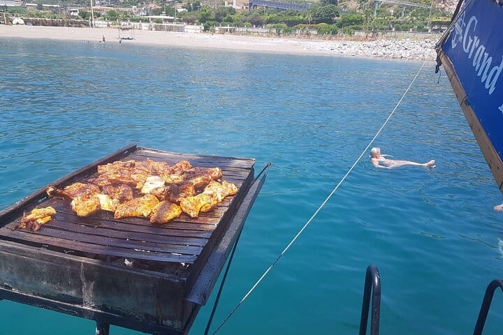 Alanya Relaxing Boat Tour with Lunch, Soft Drinks & Transfer 2