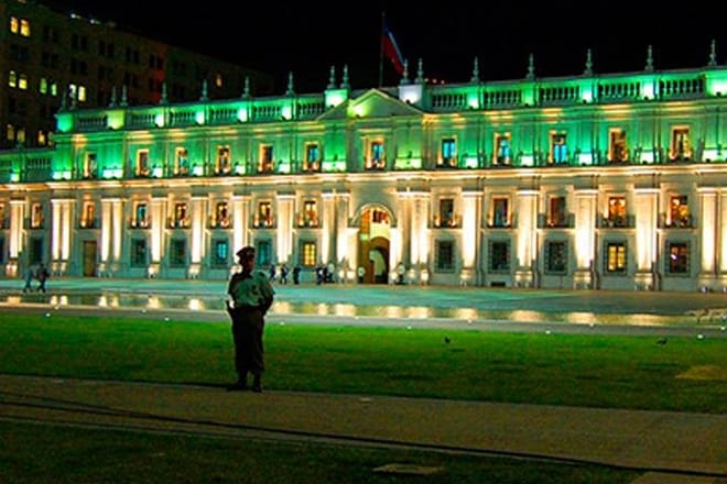 Small-Group Night City Tour: San Cristobal Hill and Dinner Show