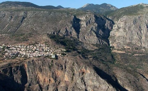 Private 2-Day Tour of Delphi, Thermopylae, and Meteora from Athens