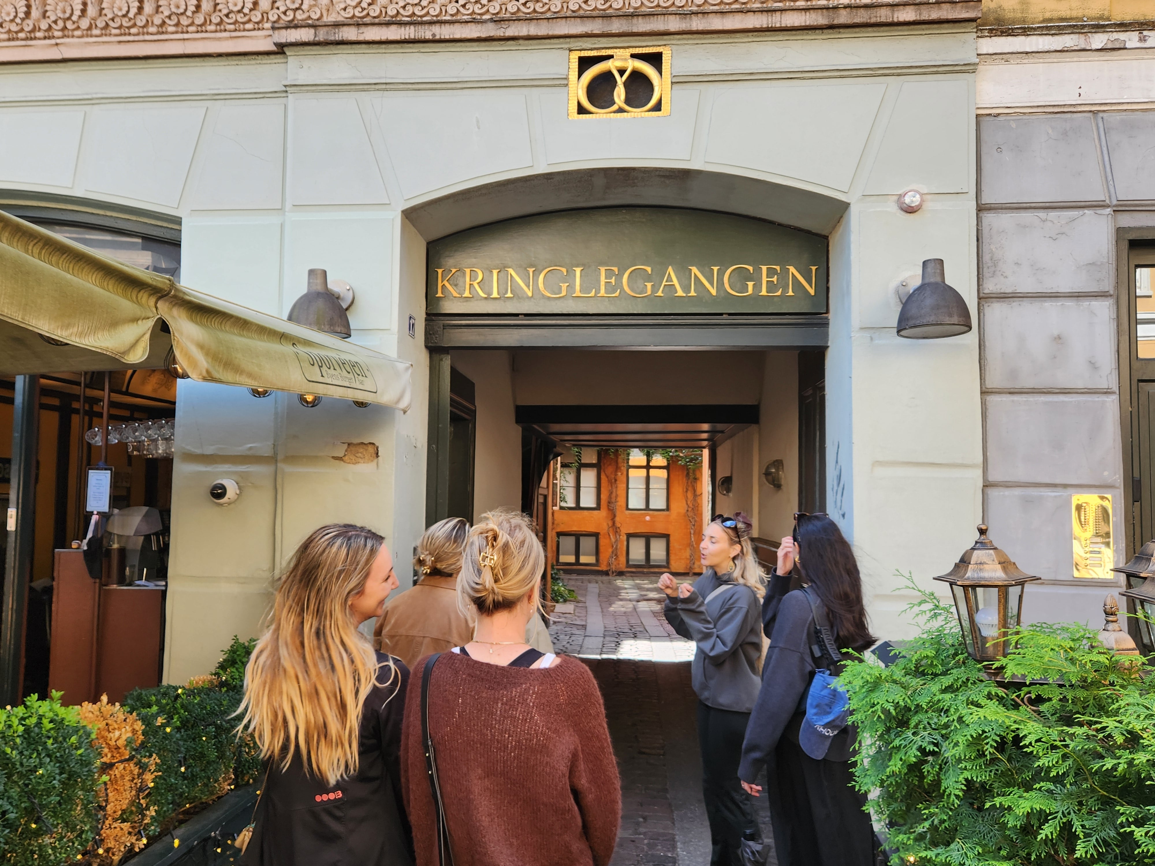 discover hidden passage Kringlegangen at Gråbrødre Torv, with a local guide, small tour group, sightseeing
