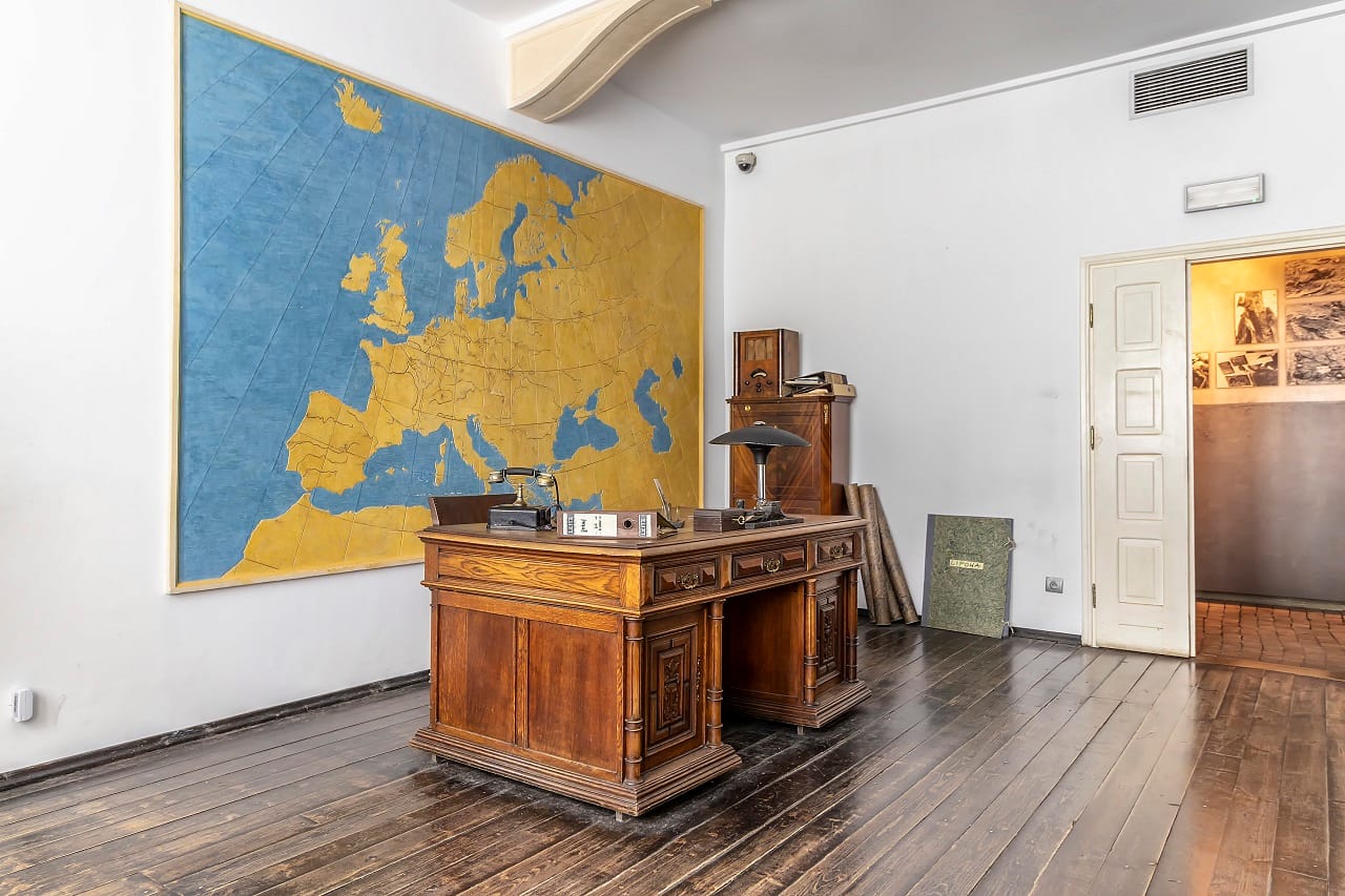 Jewish Quarter Kazimierz & Schindler's Factory Guided Tour  9