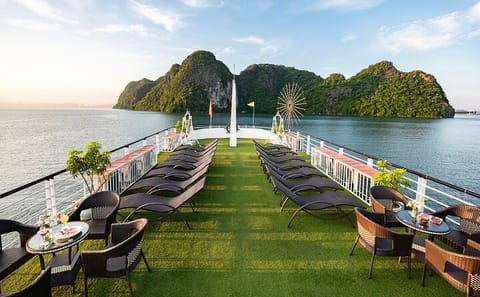 Halong Bay 5-Star Cruise Day Trip with Buffet Lunch from Hanoi