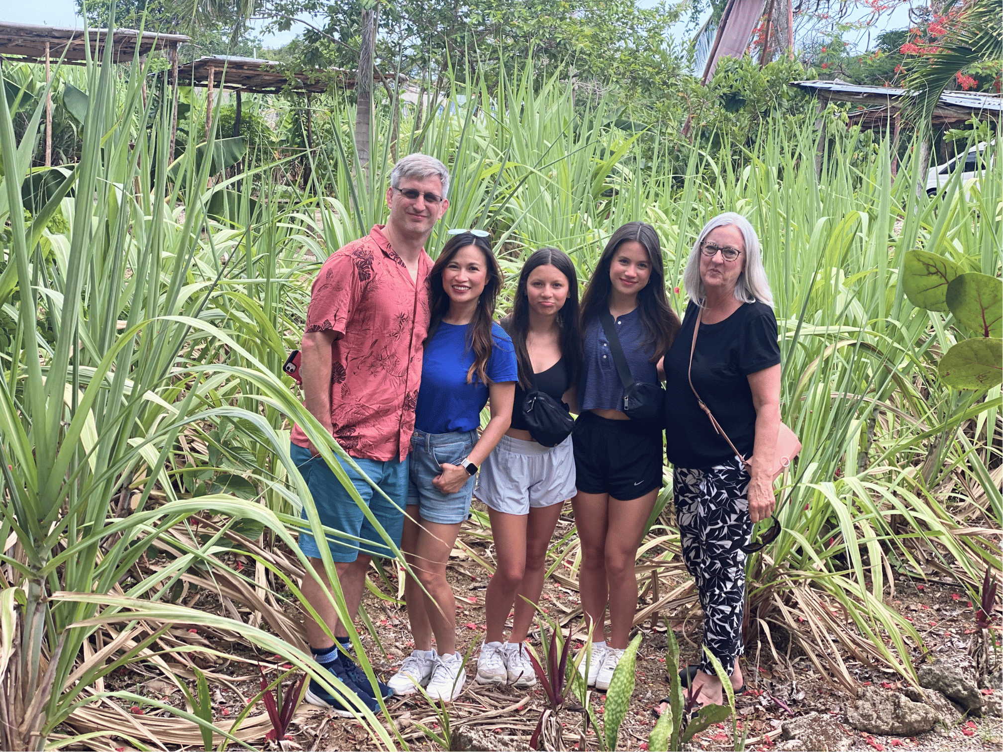 Una familia canadiense posa para una foto en una plantación de caña de azúcar