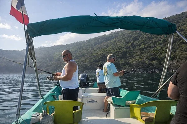 Viajes de pesca privados con pescadores locales y almuerzo del mar a la mesa