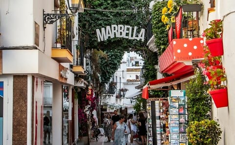Córdoba to Málaga and Marbella Day Tour with Photography Session
