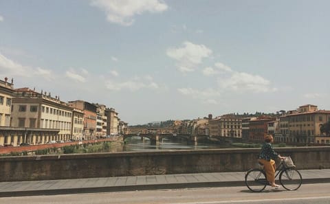 Photoshoot Walking Tour at Ponte Vecchio in Florence