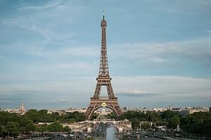  Private Tour in Eiffel Tower with Waffle Tasting