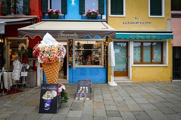 Professional Photoshoot Walking Tour in Burano, Venice