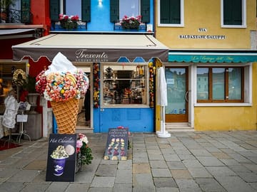 Professional Photoshoot Walking Tour in Burano, Venice