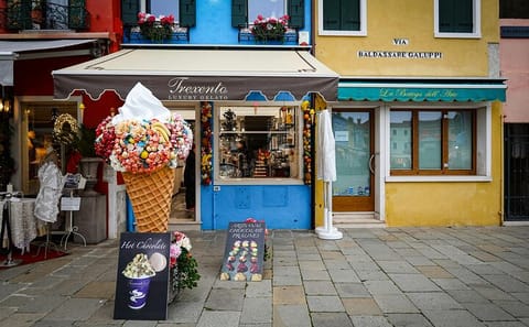 Professional Photoshoot Walking Tour in Burano, Venice
