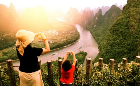 Yangshuo and Li River Sightseeing Tour in Guilin