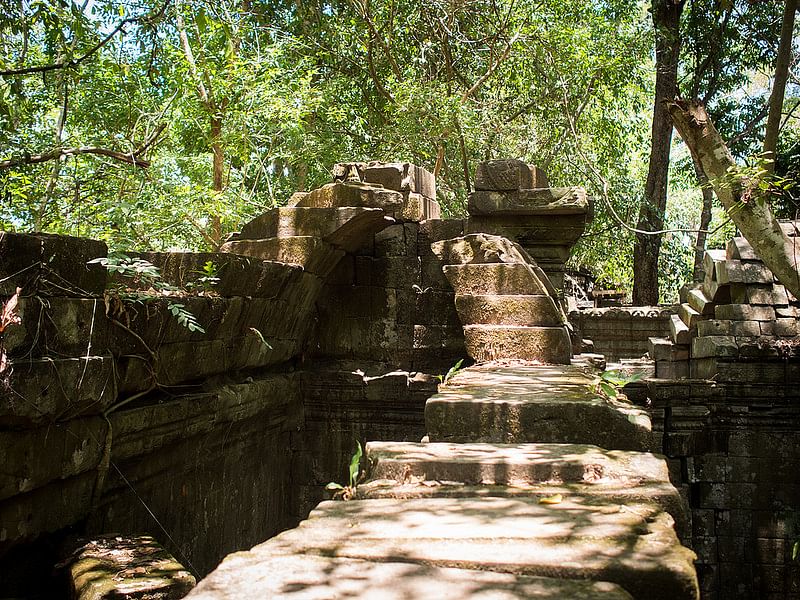 Kompong Khleang Floating Village & Beng Mealea Jungle Temple Tour