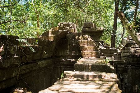 Kompong Khleang Floating Village & Beng Mealea Jungle Temple Tour