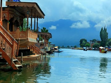 Luxury 6-Day Kashmir Tour with Houseboat Stay from Srinagar