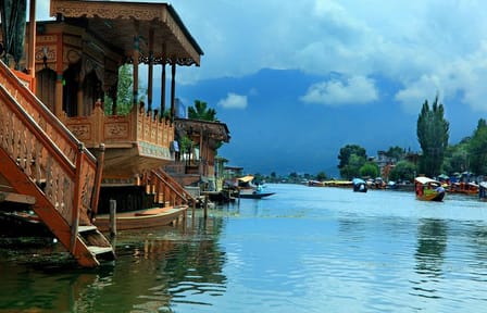 Luxury 6-Day Kashmir Tour with Houseboat Stay from Srinagar