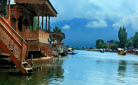 Luxury 6-Day Kashmir Tour with Houseboat Stay from Srinagar