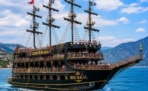 Big Kral Pirate Boat Tour with Drinks, Alcohol Transfer from Side