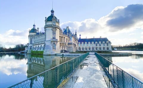 Private 2-Hour Walking Tour of Chantilly's History and Architecture