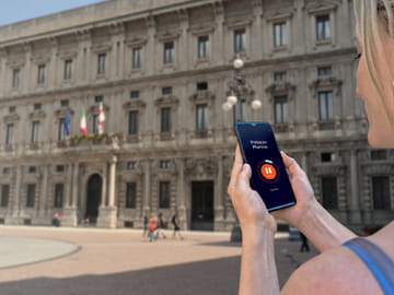 Visit Milan in freedom: Piazza della Scala, at the heart of Italian lyrical art.
