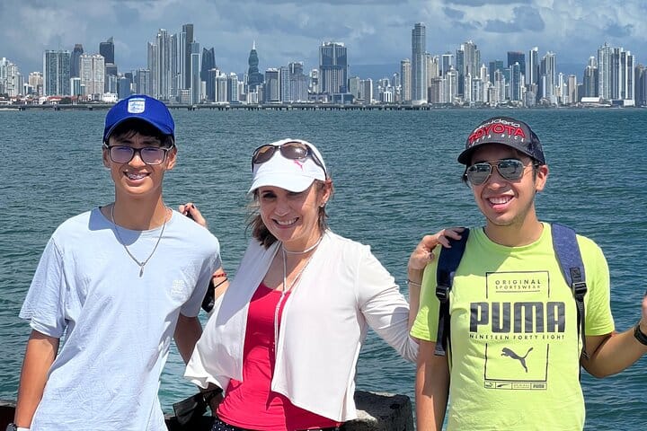 Turistas disfrutando de la vista del horizonte de la ciudad de Panamá desde la Calzada de Amador durante una visita guiada