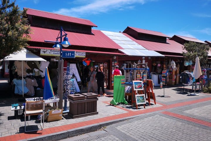 Craft market Shopping close to the Whales