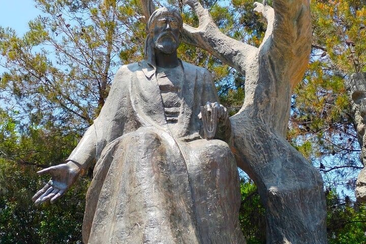 Nizami_Ganjavi_mausoleum_in_Ganja,_Azerbaijan_Ganja_tour_Baku_Nizami_Ganjavi-VLA Travel-Khamsa-Xamsa-Xemse