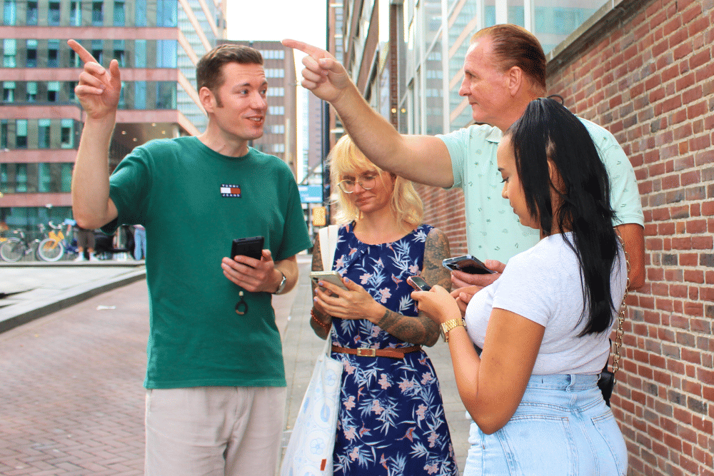 Photo of teams with phones during the Zwolle puzzle adventure at Peperbus. 