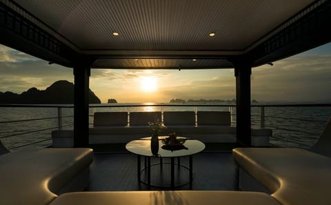 Halong Bay Day Cruise with Kayaking and Scenic Views