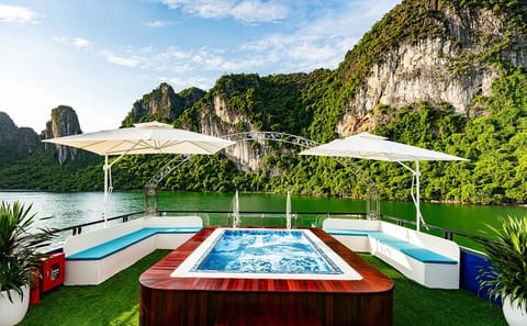 Halong Bay Day Tour with 5-Star Cruise and Buffet Lunch
