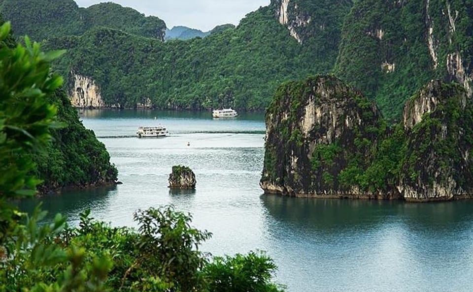 Full-Day Luxury Tour of Ha Long Bay from Hanoi