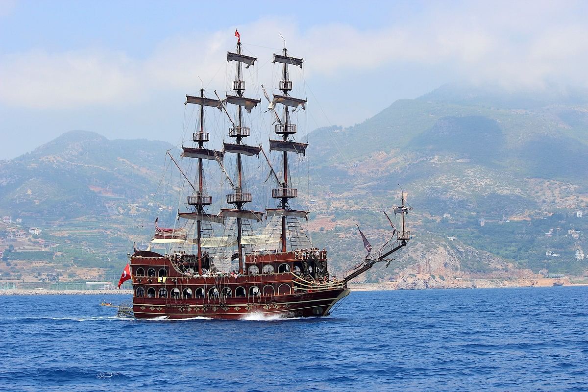 Alanya Pirate Boat Adventure: Swim, Snorkel, and Dance on the Mediterranean