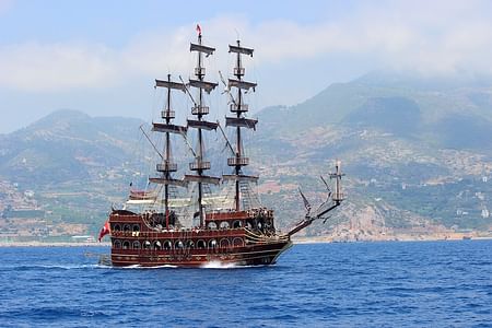 Alanya Pirate Boat Adventure: Swim, Snorkel, and Dance on the Mediterranean