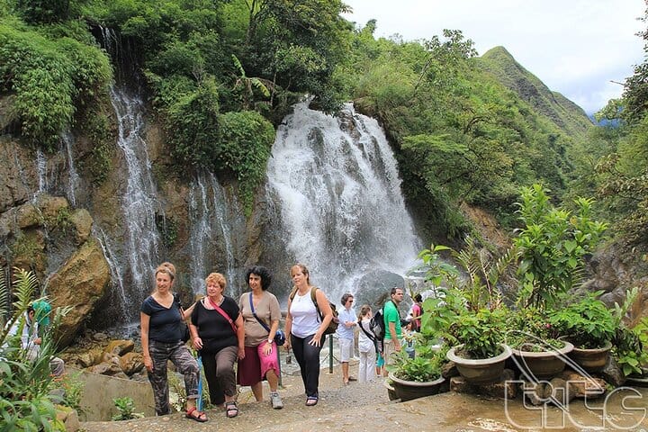 Sapa Trekking 2 Days Tour with Overnight in Hotel By Cabin Bus