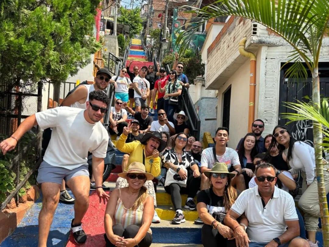 Viajeros en Escaleras Comuna 13