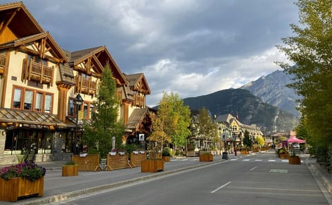 4-Day Adventure Tour of Banff and Yoho National Parks