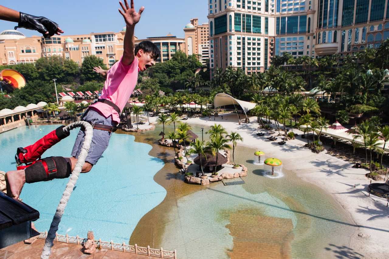 من السفينة الدوارة إلى العجلة العملاقة، استمتع بتجربة مميزة في قسم الألعاب الجافة بصنواي لاجون!