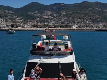 Private Yacht Tour Along the Coastline of Alanya
