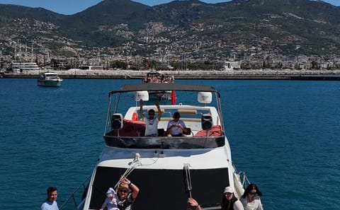 Private Yacht Tour Along the Coastline of Alanya