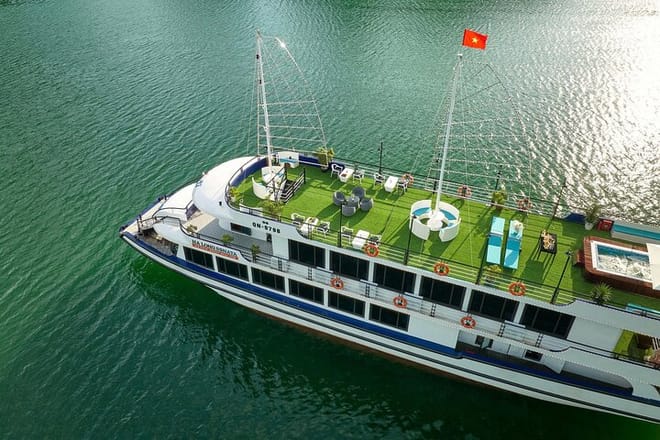 Halong 5star Cruise Day Tour with Jacuzzi, Buffet and Kayaking