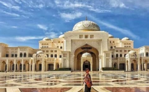 Abu Dhabi City Tour: Sheikh Zayed Mosque and Qasr Al Watan
