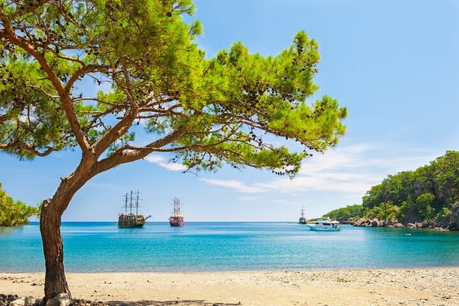 Private Luxury Yacht Tour with Lunch and Drinks 10