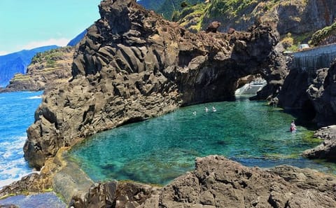 Private 4x4 Tour of Caniço and Porto Moniz in Madeira