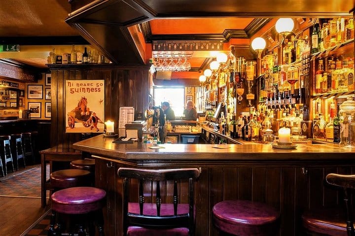 Irish whiskey tasting in local country pub. Galway. Private guided.