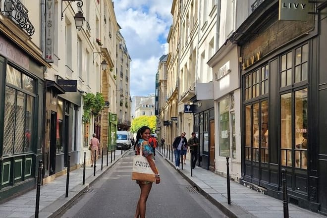 Paris' Best Croissants + Pastries Food Tour Near the Louvre