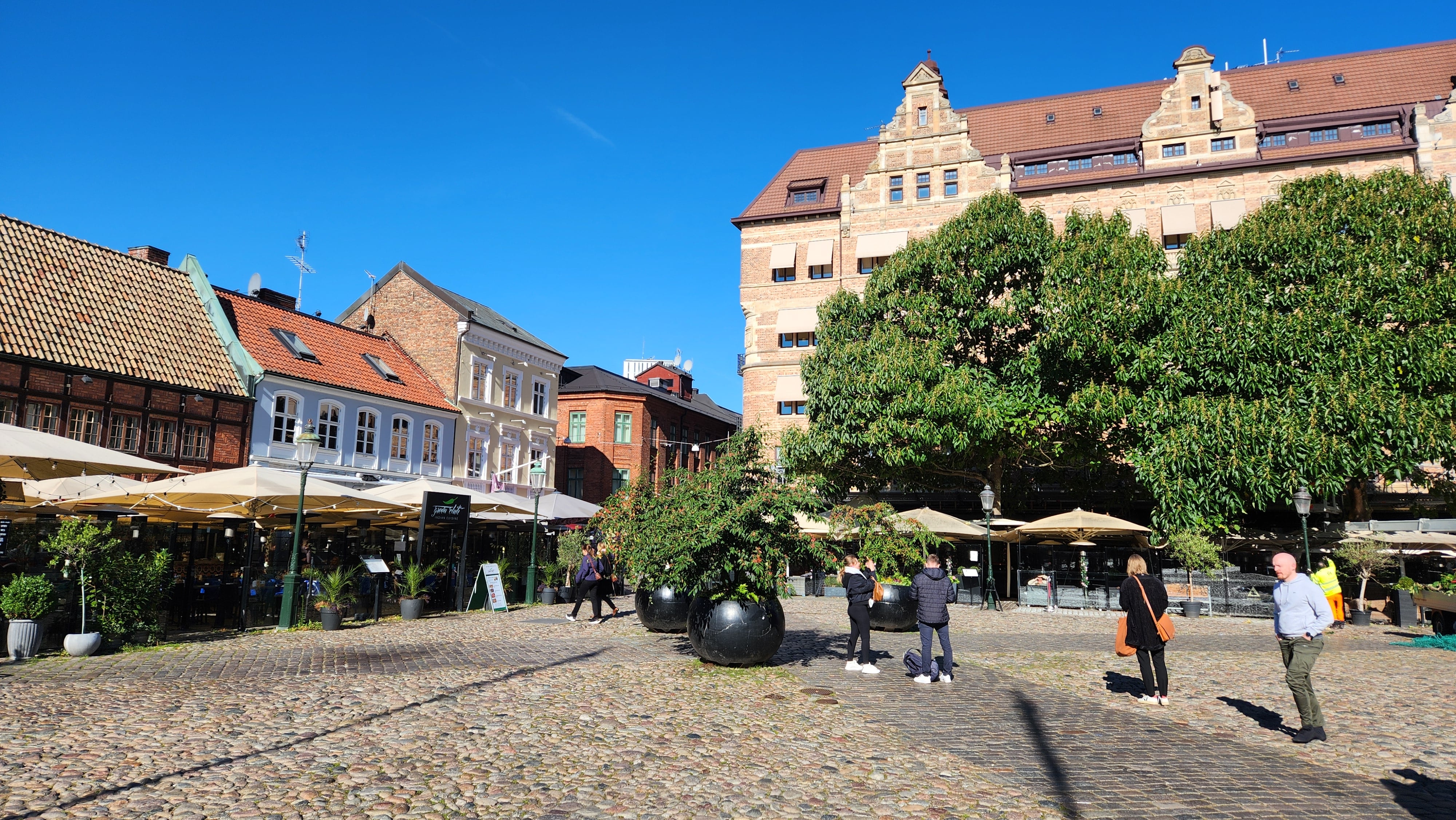 See stor torg in Malmø, with the lively restaurants and shops